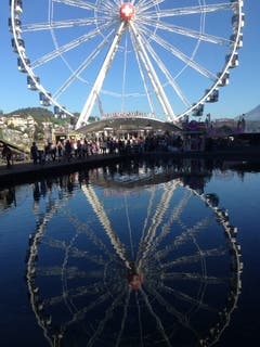 Das eindrückliche Riesenrad mit seiner Spiegelung. (Bild: Erika Albert / Luzern, 21. April 2018)