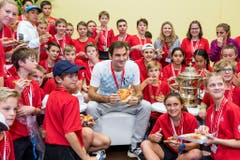 2017 - Roger Federer isst Pizza mit den Balljungen, nachdem er den Final gegen der Argentinier Juan Martin Del Potro gewonnen hat. (KEYSTONE/Alexandra Wey)
