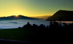 Herbstlicher Morgen mit Blick Richtung Rossberg und Rigi. (Bild: Hans Habermacher (Michaelskreuz, 14. Oktober 2018))