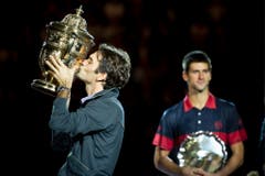 2010- Roger Feder küsst den Pokal nach seinen Sieg gegen den Serben Novak Djokovic.(KEYSTONE/Ennio Leanza)