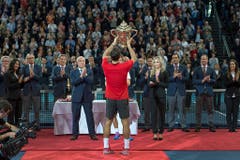 2014 - Roger Federer mit dem Pokal nach seinem Sieg gegen den Belgier David Goffin. (KEYSTONE/Georgios Kefalas)