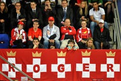 2009- Die Fans von Roger Federer auf der Tribüne. (KEYSTONE/Georgios Kefalas)