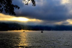Der aufkommende Morgennebel verändert minütlich die Stimmung am See. (Bild: Hans Habermacher (Unterägeri Birkenwäldli, 26. September 2018))