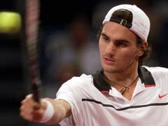 1999 - Roger Federer retourniert einen Ball in seinem Zweitrundenspiel gegen den Deutschen Alexander Popp. (KEYSTONE/Markus Stücklin)