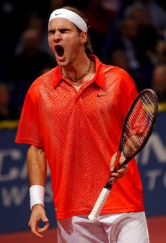 2001 - Roger Federer ist wütend über einen verlorenen Punkt im Finalspiel gegen den Engländer Tim Henman. Federer hat das Final in drei Sätzen verloren. (KEYSTONE/Markus Stücklin)
