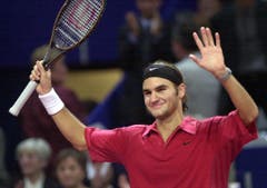 2000 - Roger Federer freut sich über seinen Sieg gegen den Deutschen Tommy Haas in der ersten Runde. (KEYSTONE/Markus Stücklin)