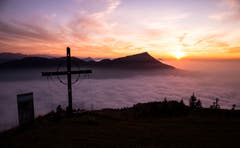Sonnenuntergang über dem Nebelmeer. (Bild: Daniel Hegglin (Gnipen, 19. Oktober 2018))
