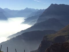 Schattenspiel im Nebel. (Bild: Esther Macchi (Emmetten, 19. Oktober 2018))