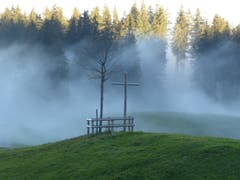 Der Nebel kämpft sich durch den Wald. (Bild: Peter Schumacher (Fräkmünt, 20. Oktober 2018))