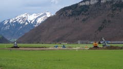 Baustart für die Strukturbauhalle S auf dem Flugplatz Buochs und Abhumusierung am 4. April 2018. (Bild: PD)