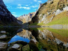 Spiegelbild am herbstlichen Fälensee (Bild: Marco Eicher)