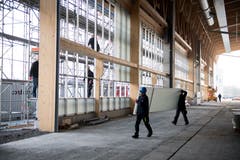 Besichtigung des Baus der neue Strukturbauhalle der Pilatus Flugzeugwerke beim Flugplatz Buochs. Bild: Corinne Glanzmann (Buochs, 23. Oktober 2018)