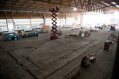 Für die neue automatische Nietmaschine wurde ein spezielles Fundament gelegt mit einer Belastungsgrenze von 5,5 Tonnen. Bild: Corinne Glanzmann (Buochs, 23. Oktober 2018)