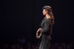 Jastina Doreen Riederer, Miss Schweiz 2018, präsentiert als Gastmodel ein Kleid mit Handwärmer im Leopardenprint. Ein No-Go wäre Echtpelz. (Bild: Pius Amrein, 24. Oktober 2018)