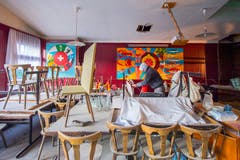 Im Saal wird sauber aufgestuhlt, während das Restaurant auf Vordermann gebracht wird.