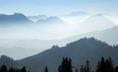 Nebelschleier über dem Voralpenkamm. (Bild: Doris Sieber)