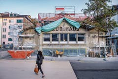 Die Fassade des Spanischen Klubs bleibt unverändert. Auch die Sprayereien werden im Rahmen der Sanierung nicht entfernt. (Bilder: Urs Bucher)