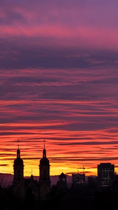 Brandhimmel über der Kathedrale und der FHS St. Gallen. (Bild: Franz Häusler)