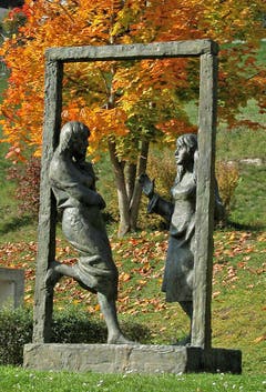 Skulptur von Rolf Brem beim Schulhaus (Bild: Dieter Albrecht (Wauwil, 28. Oktober 2017)