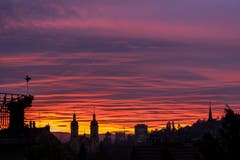 Abends halbsieben Himmelbrand über St. Gallen. (Bild: Franz Häusler)