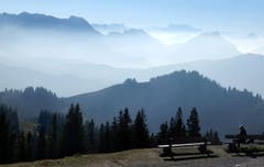 Wanderer auf dem Kronberg geniessen das Bergwetter über dem Nebelmeer. (Bild: Doris Sieber)