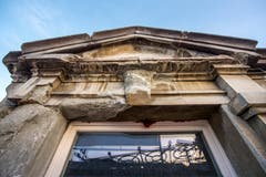 Die Fassade des Gebäudes ist arg in die Jahre gekommen. Wo nötig, wird der Sandstein bis auf die gesunden Stellen abgespitzt.