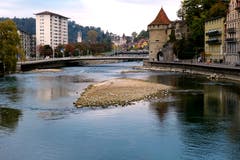 Erste Inseln in der Reuss wegen niedrigem Wasserstand. (Bild: Walter Buholzer (Luzern, 24. Oktober 2018))
