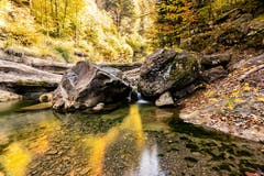 Herbststimmung am Bach. (Bild: Hardy Konzelmann (Obernau, 18. Oktober 2018))