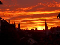 Sonnenuntergang, 18.30 Uhr in der Stadt St. Gallen (Bild: Pia Hollenstein)