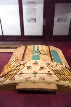 Ein Klöppelkissen in der Ausstellung zeigt, wie viel Handarbeit in einer Spitze steckt. (Bild: Thomas Hary)