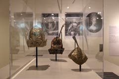 Hüte im französischen Ausstellungssaal. (Bild: Thomas Hary)