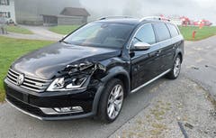 Dieses Auto fuhr hinter dem Postauto her und wurde von Trümmern beschädigt. (Bild: Luzerner Polizei)