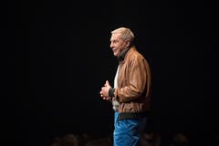 Moderiert wurde die Fashion-Show im Luzerner Saal des KKL von Kurt Aeschbacher, für einmal im dezenten Casual-Look. Bild: (Pius Amrein, 24. Oktober 2018)