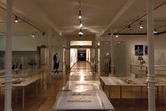 Blick in die Ausstellung "Die Spitzengesellschaft" im St.Galler Textilmuseum. (Bild: Thomas Hary)
