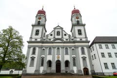 Die Klosterkirche St. Urban von Aussen. (Bild: Roger Grütter, 27. Juli 2011)