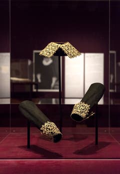 Krägen, Manschetten und andere Accessoires sind in der Ausstellung zu sehen. (Bild: Thomas Hary)
