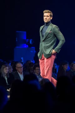 Ein Model präsentiert ein grünes Jacket mit lachsfarbenen Hosen im KKL. (Bild: Pius Amrein, 24. Oktober 2018)