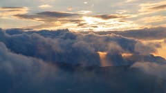 Hoher Kasten: Die untergehende Sonne bricht ein letztes Mal durch die Wolkendecke, bevor der Tag zu Ende geht. (Bild: Remo Schläpfer)