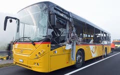Zwei erheblich verletzte Passagiere wurden mit Rettungshelikoptern und fünf leichtverletzte mit Ambulanzen in Spitäler gebracht (Bild: Luzerner Polizei)