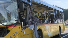 Eine Nahaufnahme des beteiligten, zerstörten Postautos. (Bild: Tele1)