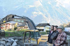 Von links: Raffael von Wyl, Baudepartement Kt OW; Bendicht Oggier, Geschäftsführer Gde Engelberg und Projektleiter Seppi Berwert besichtigen Baustelle im Bereich Birren. (Bild: Philipp Unterschütz, Engelberg, 26. Oktober 2018)