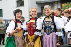 Die Frauen haben sich für den grossen Tag herausgeputzt. (Bild: Melinda Blättler (Hergiswil, 21. Oktober 2018))