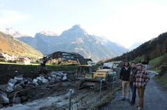 Von links: Raffael von Wyl, Baudepartement Kt OW; Bendicht Oggier, Geschäftsführer Gde Engelberg und Projektleiter Seppi Berwert besichtigen Baustelle im Bereich Birren. (Bild: Philipp Unterschütz, Engelberg, 26. Oktober 2018)
