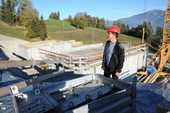 Der Sarner Brunnenmeister Leo Zberg vor der Baustelle des Reservoirs Gubermatt. (Bild: Philipp Unterschütz, Sarnen, 26. Oktober 2018)