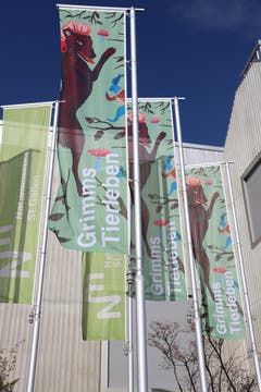 Werbebanner vor dem Naturmuseum machen auf die neue Ausstellung aufmerksam. (Bilder: Reto Voneschen)