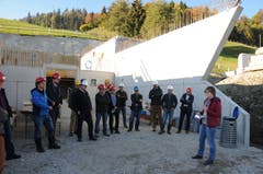 Gemeinderätin Anna Kathriner (rechts) informiert an der Baustellenbegehung beim Trinkwasserreservoir Gubermatt in Obstalden. (Bild: Philipp Unterschütz, Sarnen, 26. Oktober 2018)