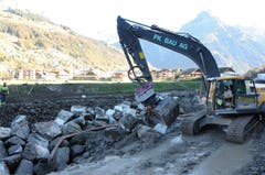 Im Bereich Birren (2. Etappe) läuft der Bau des Blocksatzes. Das Versetzen der Blöcke erfordert höchst präzises Arbeiten des Baggerführers. (Bild: Philipp Unterschütz, Engelberg, 26. Oktober 2018)