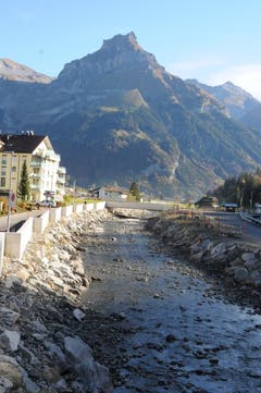Hochwasserschutzprojekt Engelbergraa: Fertig gestellter Bereich unteres Rohr mit Bepflanzung. (Bild: Philipp Unterschütz, Engelberg, 26. Oktober 2018)