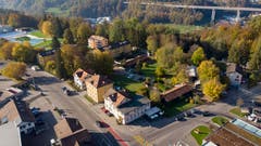 Das Areal an der Ecke Zürcher- und Rechenstrasse, an dem die Stadt einen Neubau mit Busdepot sowie Werkstätten der Stadtwerke plant. Die drei Wohnblöcke in Richtung Freibad Lerchenfeld bleiben stehen. Die älteren Häuser und Baracken davor sollen abgebrochen werden. (Bilder: Benjamin Manser - 26. Oktober 2018)
