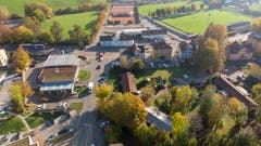 Das Areal von Norden her gesehen. Links ist die Migrolino-Tankstelle und die Rechenstrasse zu erkennen. Hinter der Zürcher Strasse liegt hinten rechts der Fussballplatz Lerchenfeld.